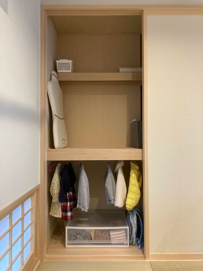 押し入れ下段を利用した子ども用クローゼット