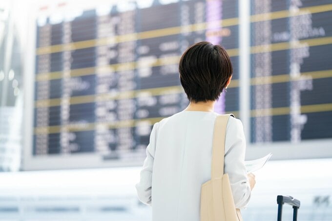 空港に到着した女性