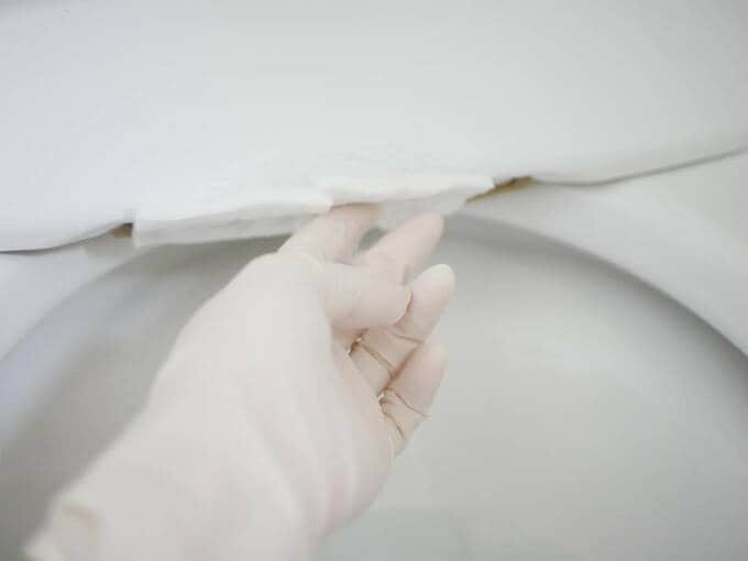 ウォッシュレット部分にコットンを押す様子