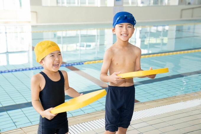 スイミングを習う兄と妹