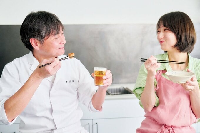 キッチンで料理を楽しむ男性と女性