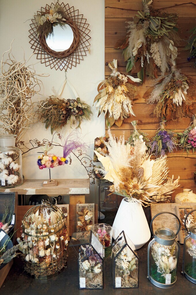 雑貨とドライフラワーを組み合わせる