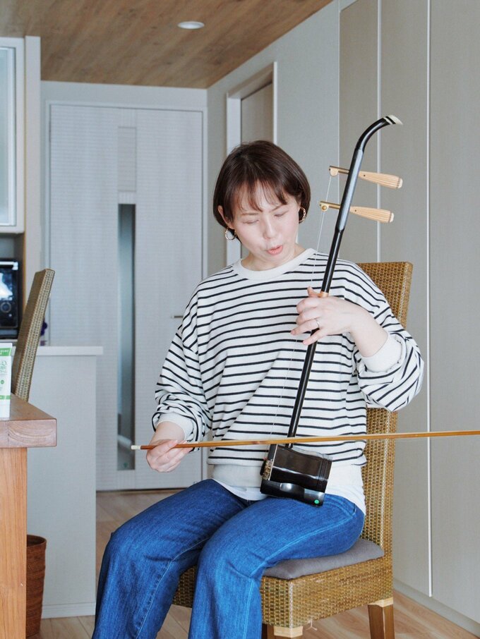 二胡を弾く本間さん