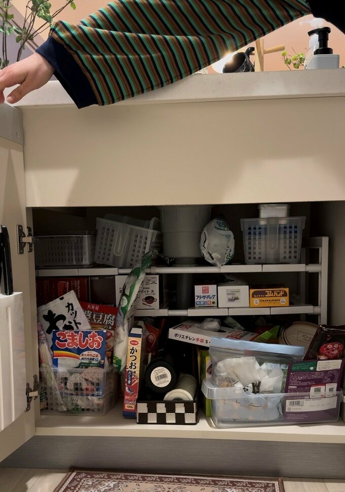 散らかったシンク下