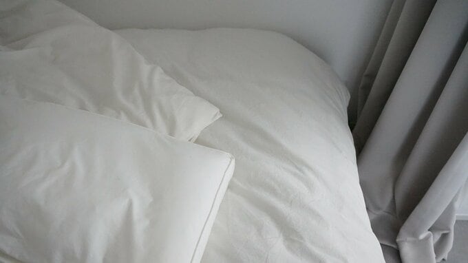 【写真中央】「月光 ヘッドレスベッド ベッドフレームのみ」(ヒダ)/【写真左下】「5セルピロー ホテル枕」(ロフテー)