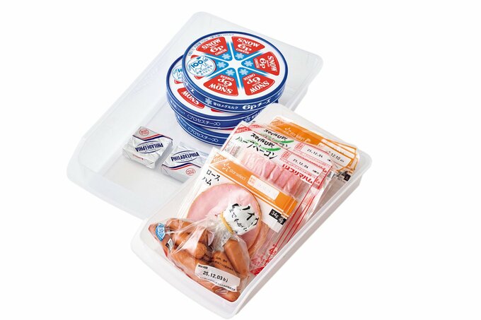 それぞれケースに入った6Pチーズとハム＆ソーセージ