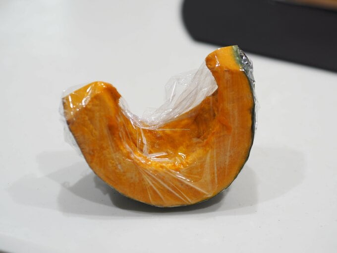 かぼちゃをラップする