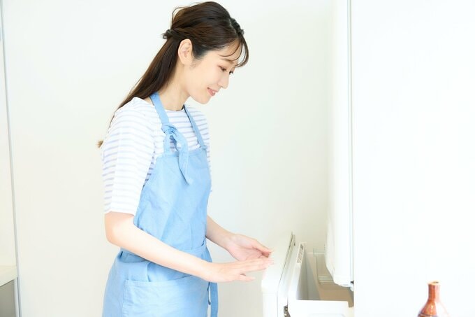 冷凍庫を見る人