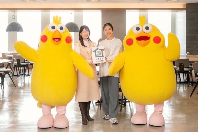 NTTドコモの西島成美さん（写真左）に、 ESSE読者を代表してきれいな母ちゃん7期生・八高泉さん（写真右。夫と４人の娘の６人家族）が質問！　dポイントのキャラクター・ポインコも出迎えてくれました