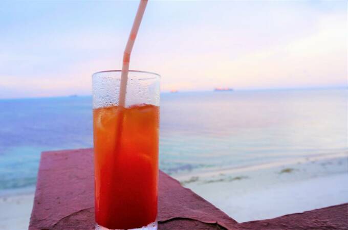 夕暮れ時の海と飲み物