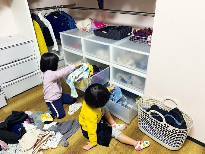 棚に衣類しまう