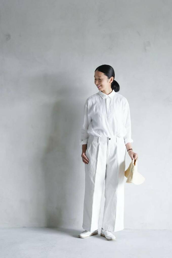 ゆったりシャツ＋ワイドパンツで大人の白