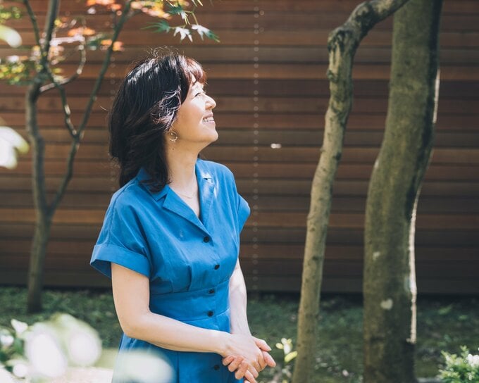 横顔で微笑む女性