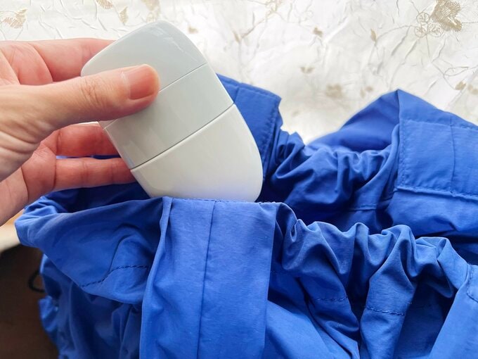 カバンに入れているところ