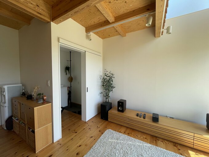 リビングから玄関を見る