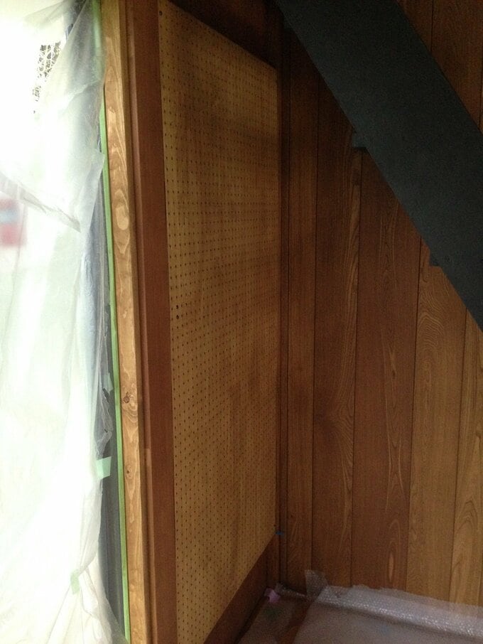 DIYでオイル塗装し、着色&保護したペクボードを壁に設置