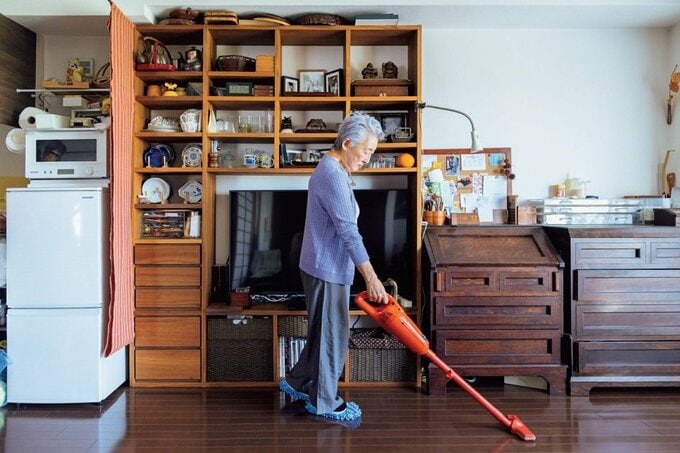掃除をする女性