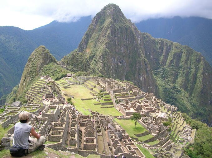 旅行を楽しむ男性