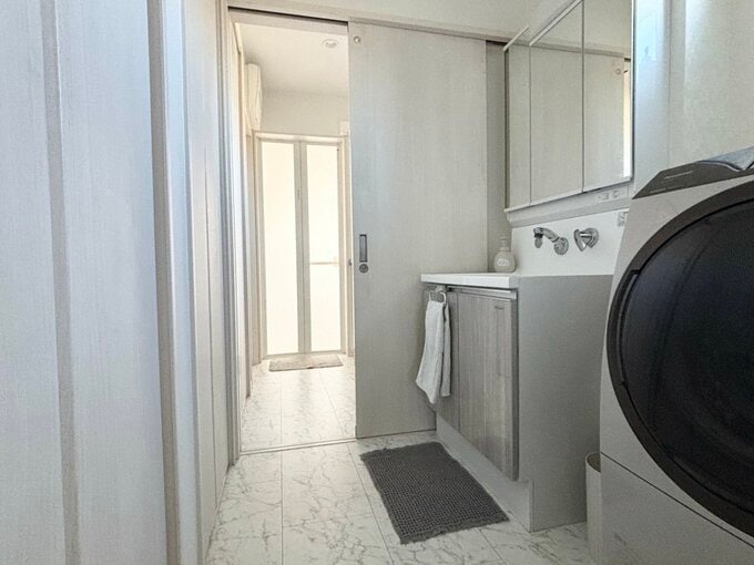 洗面所から見える脱衣所