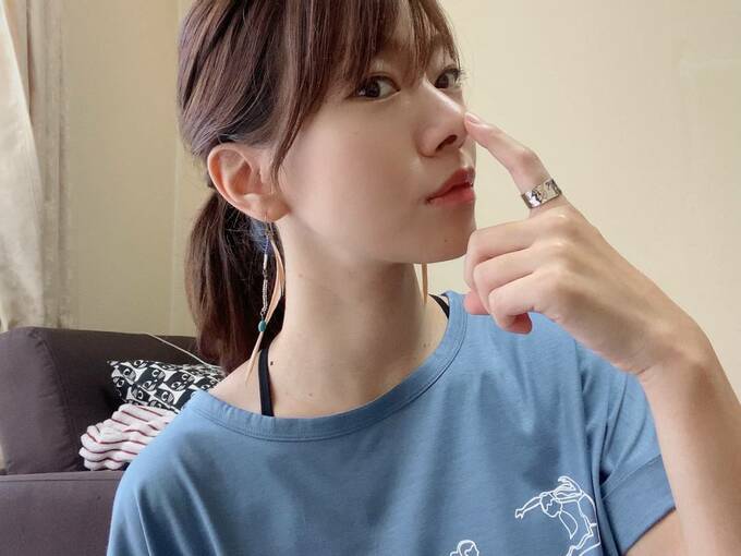 鼻を指さす女性