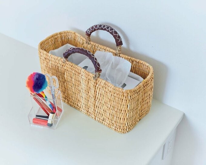 かごに実用品を収納