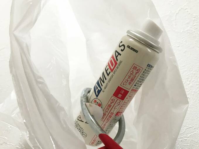 ビニール袋の中で作業すると周囲を汚しません