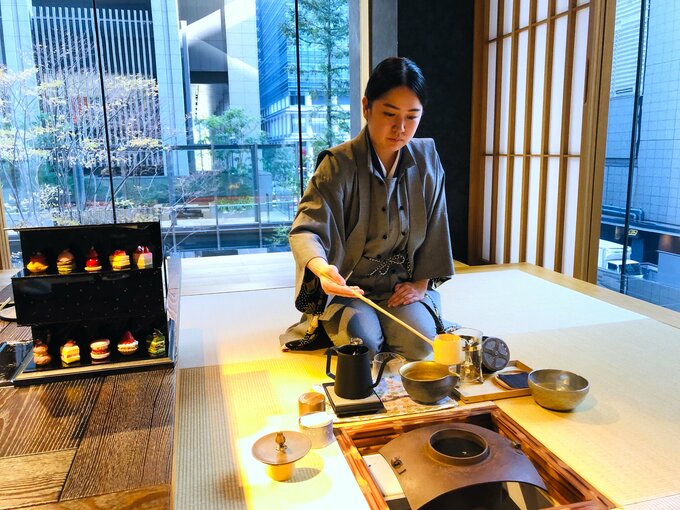 茶の湯の作法に倣い、目の前でコーヒーや晩茶を淹れてくれます