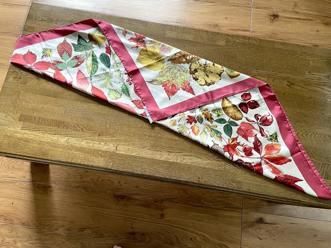 スカーフ　カメリア結び