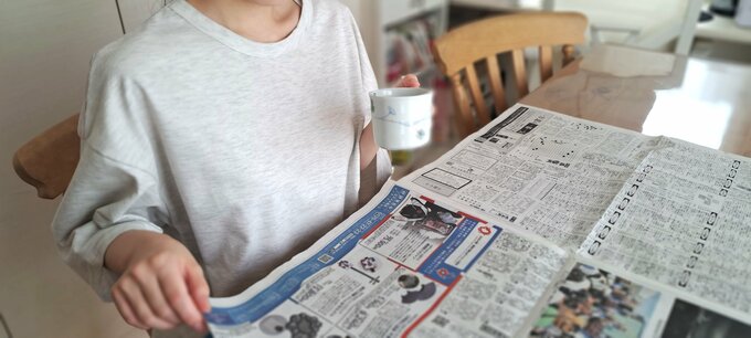 新聞を読んでいるかつらさん