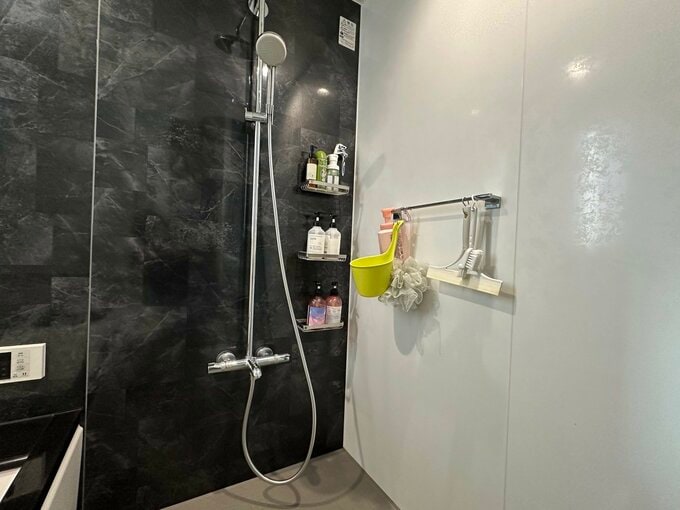 浴室に備えつけられている小物ラック