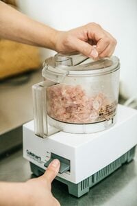 割高なひき肉は買わず、フードプロセッサーでミンチに