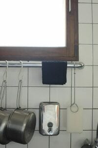 ふきんは、汚れが目立たない黒のアクリル製に