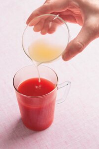 便秘解消に即効性が期待できるレモン汁を絞って