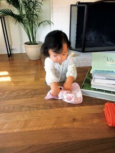 私のまねをして洗濯物をたたんでいる長女です。