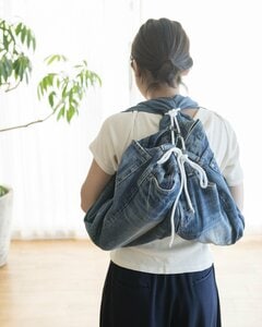 ジーンズとロープでリュックサックをつくる方法