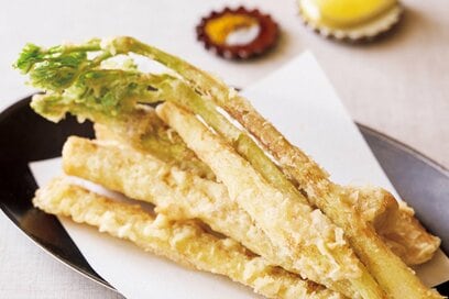 カレー塩で味わう「ウドのスティック天ぷら」レシピ。スナック感覚で思わず箸がすすむ