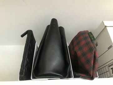 バッグ収納のストレスが激減！100円ブックエンドの裏ワザ