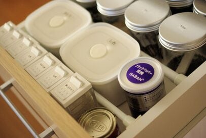 つっぱり棒は、家じゅうで使える最強コスパ収納グッズ。ストレスも減ります