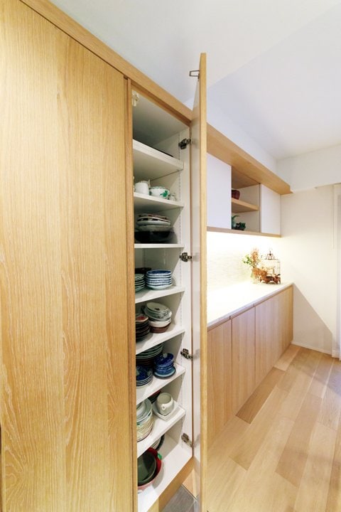 木のぬくもりあふれる背面収納