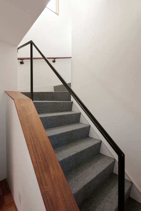 2階と3階をつなぐ階段