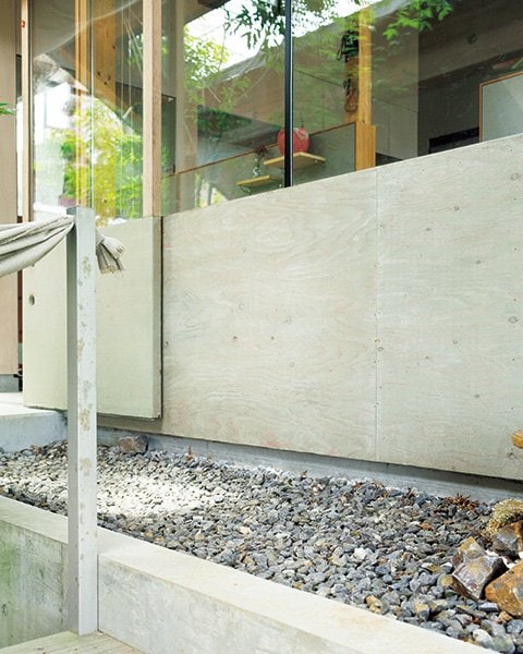 外側は家と一体に見えるように、外壁に合わせてグレーに塗装