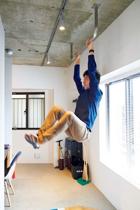 天井に懸垂用のバーを設置した玄関土間