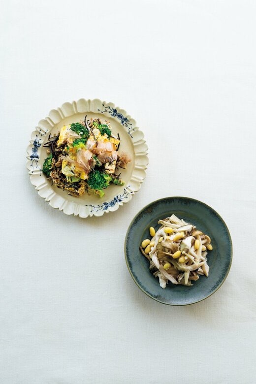 ヒジキとひき肉、ブロッコリー、豆腐のチャンプルーとゆでキノコとササミ 、大豆 のナムルサラダ