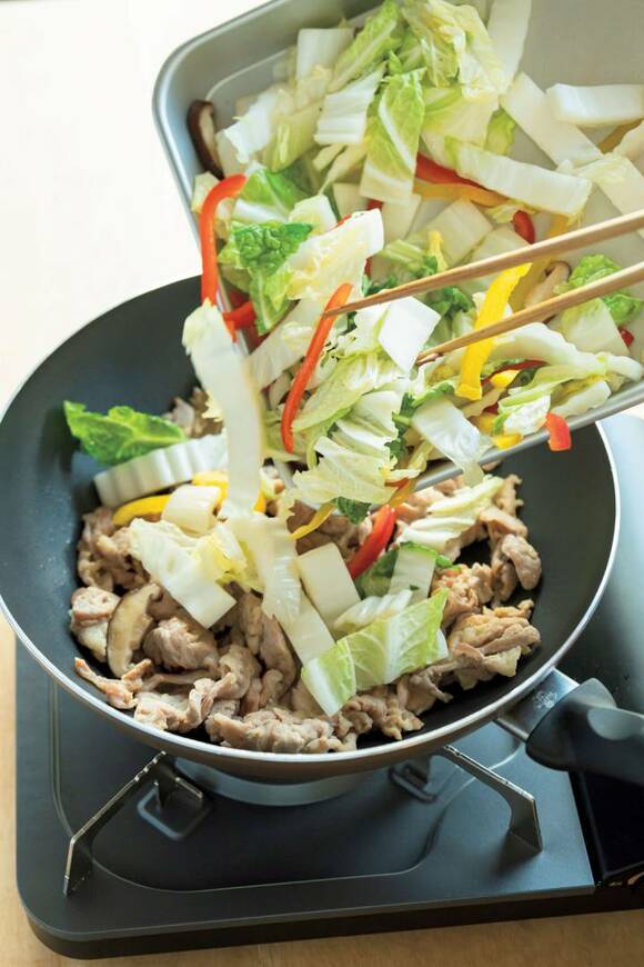 フライパンに白菜とパプリカを投入