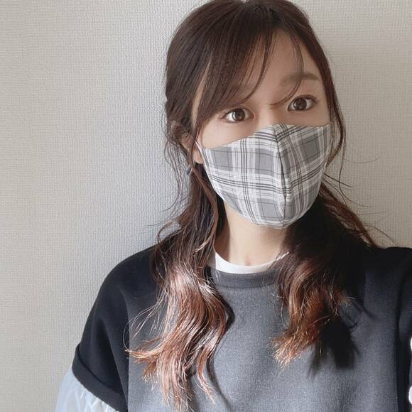 チェック柄マスクをつけたハーフアップ女性
