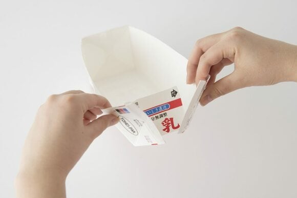 横向きの牛乳パック×調味料ボトル3本