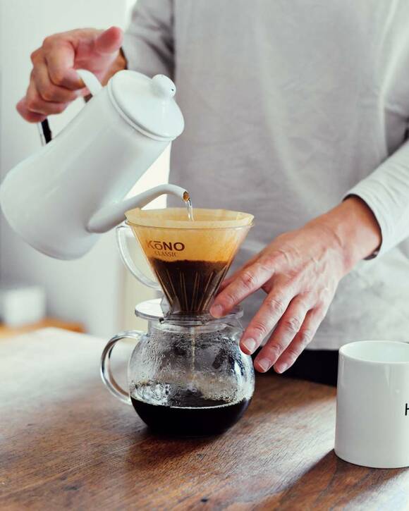 コーヒーをドリップする様子