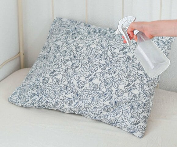 枕にアルコールスプレー-