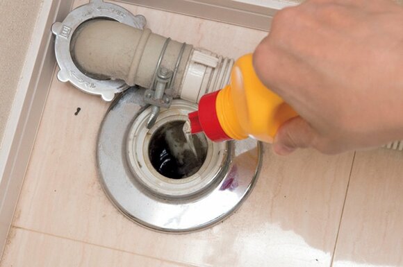 排水口にパイプクリーナーを流し込む