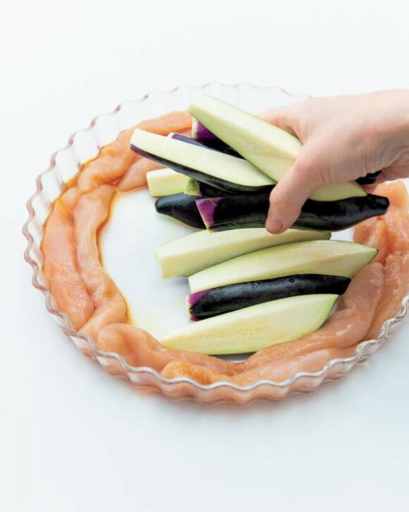 お皿にナスとササミ